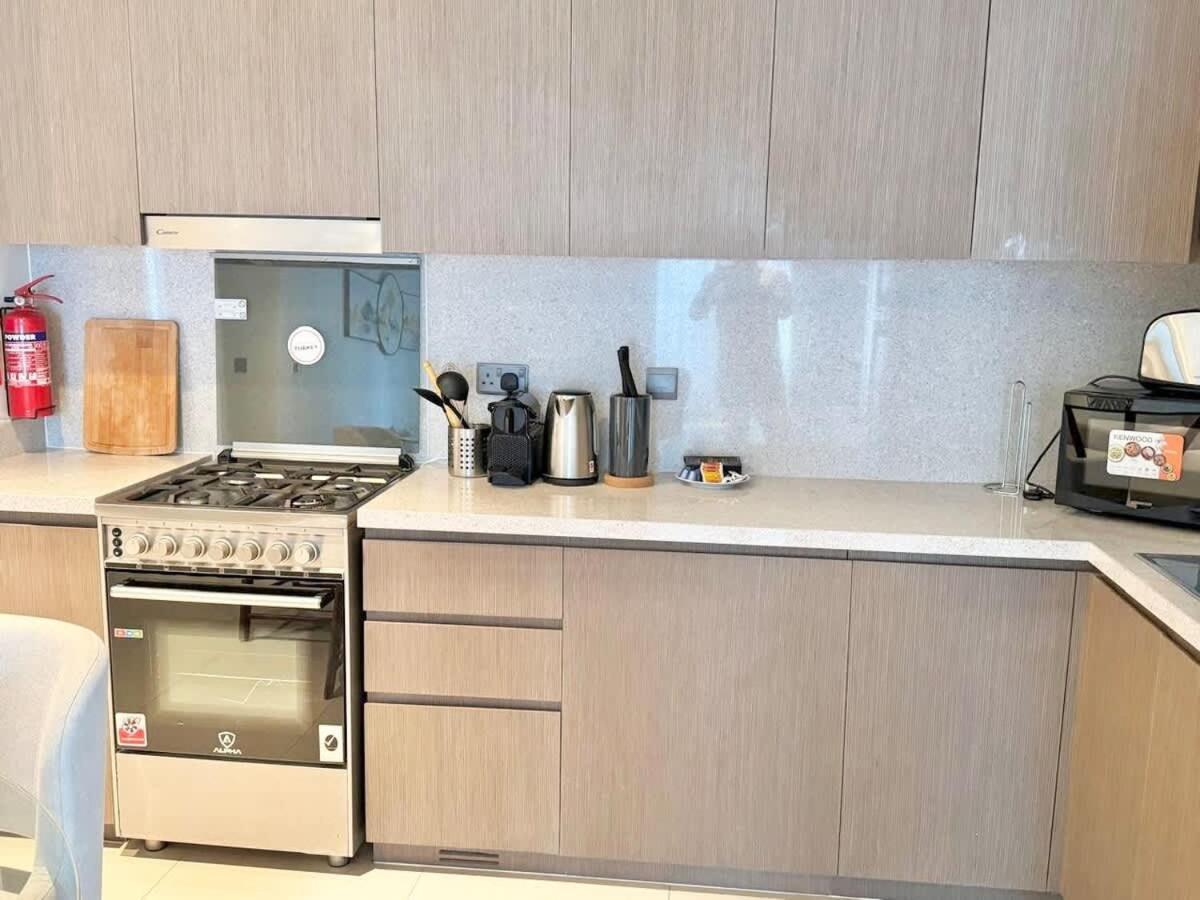 Elegant Style Brand New 2bdr In Heart Of Downtown Apartment *