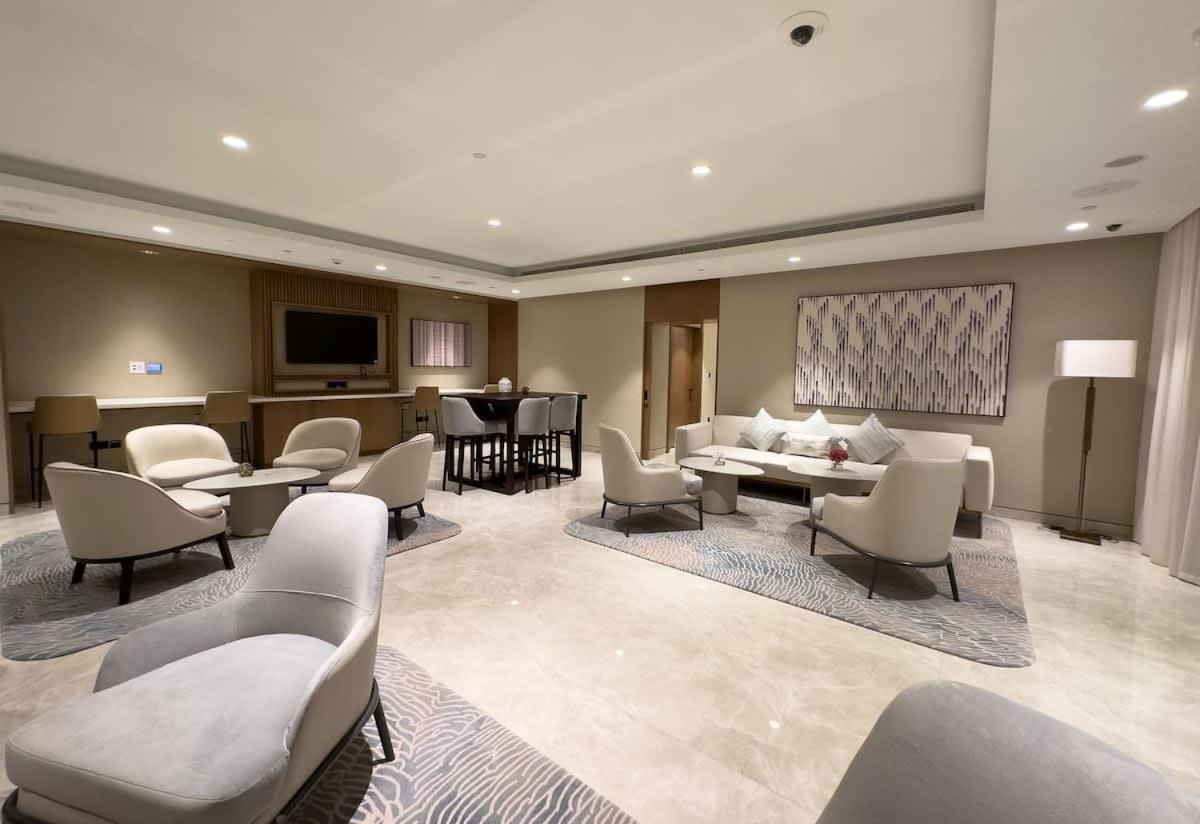 Elegant Style Brand New 2bdr In Heart Of Downtown *